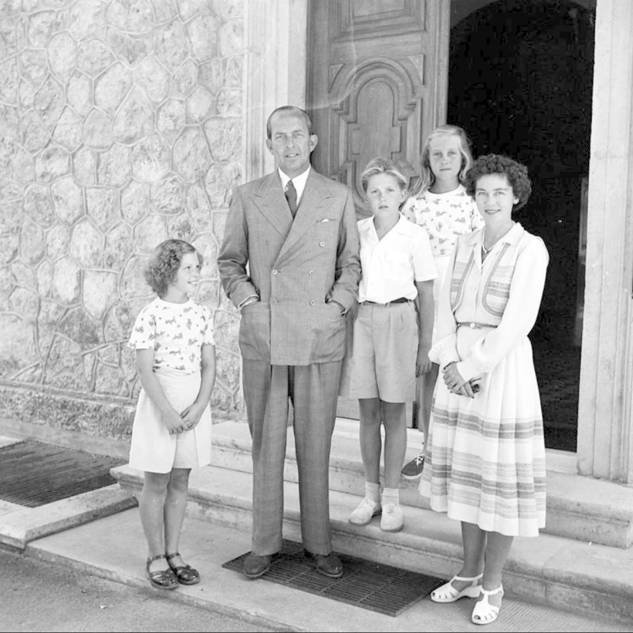 La reina Sofía junto a sus hermanos Irene y Constantino, y los reyes Pablo y Federica, en el Palacio de Tatoi./getty