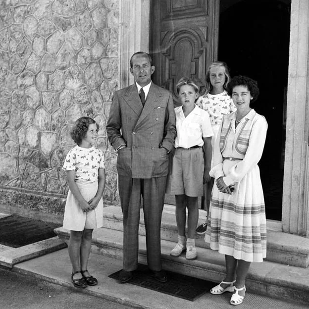 La reina Sofía junto a sus hermanos Irene y Constantino, y los reyes Pablo y Federica, en el Palacio de Tatoi.