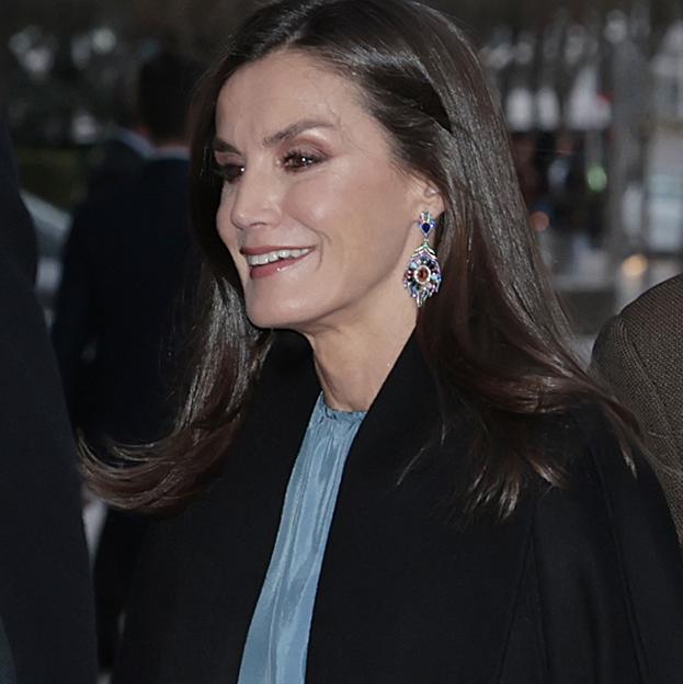 La falda midi favorita de la reina Letizia está en Mango: así es su look de oficina perfecto (y low cost)