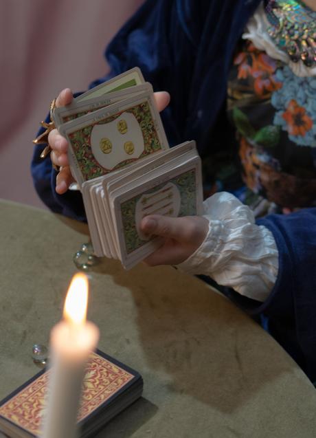 Mujer echando las cartas del Tarot/PEXELS