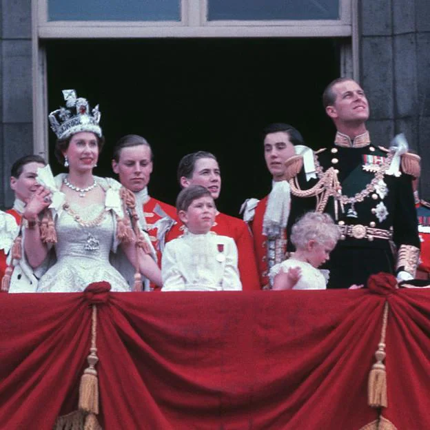 Isabel II el día de su coronación con el príncipe Carlos, la princesa Ana y Felipe de Edimburgo.