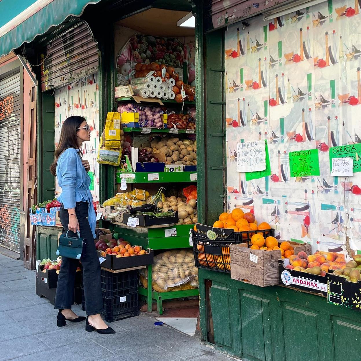 Sassa de Osma en una frutería/@sassadeo