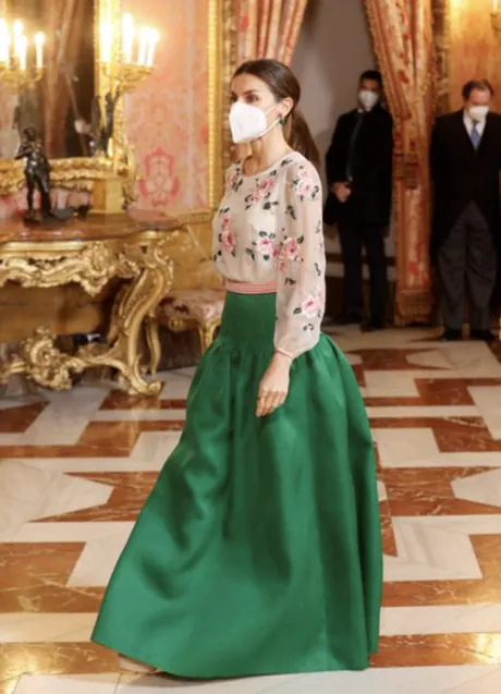 El original look de la Reina Emérita Sofía que ganó Letizia en la recepción al Cuerpo Diplomático en 2022. (Foto: GTRES).