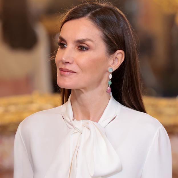 Letizia, impresionante con una espectacular falda rosa con vuelo y pendientes de colores en la recepción al Cuerpo Diplomático