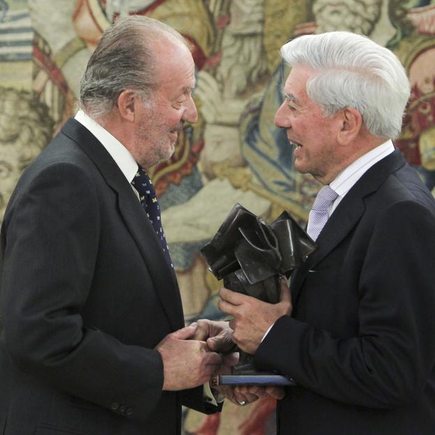 Juan Carlos I y Mario Vargas Llosa.