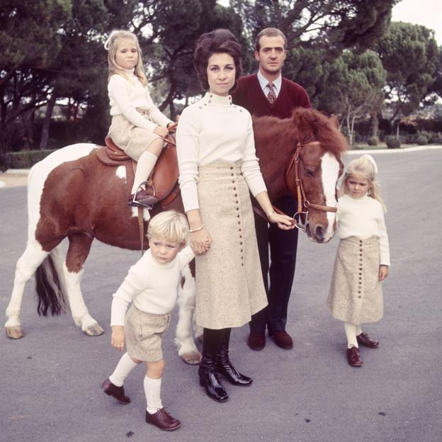 La familia real española en los jardines del Palacio de la Zarzuela.