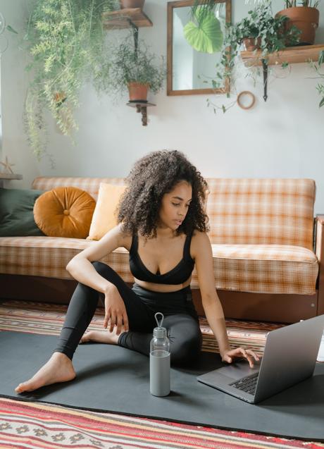 Mujer descansando del ejercicio/PEXELS