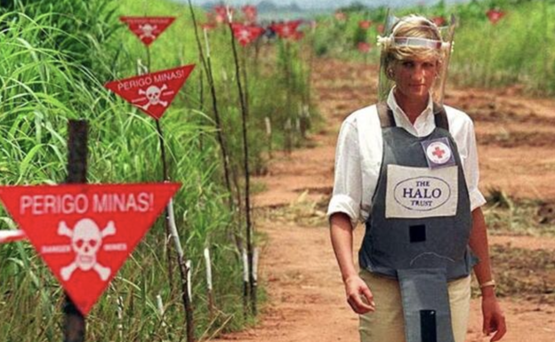 Diana de Gales visitó Angola en 1997 para hacer campaña por la erradicación de las minas personales. 