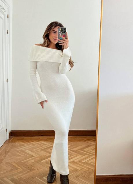 Influencer con el vestido de punto blanco viral