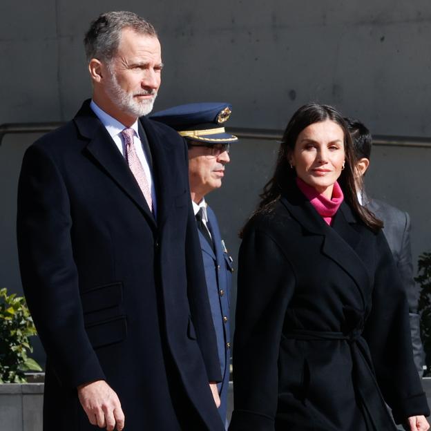 La reina Letizia pone rumbo a Angola con su mejor jersey rosa básico de cuello vuelto (que tienes en Zara por menos de 10 euros)