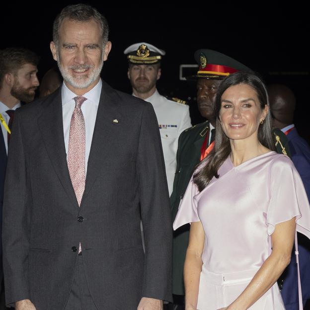 La reina Letizia sorprende en su llegada Angola con un conjunto rosa muy cómodo y favorecedor