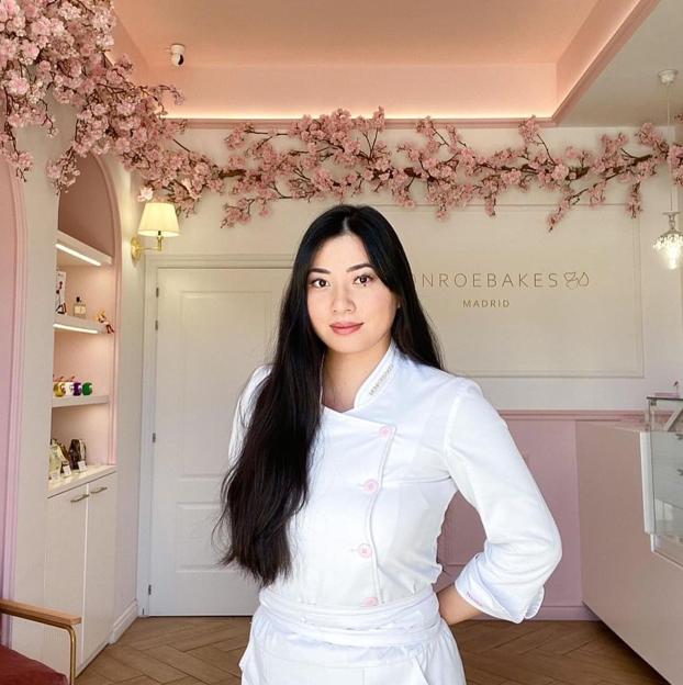 Noelia Tomoshige en la pastelería Monroe Bakes que regenta en Getafe. 