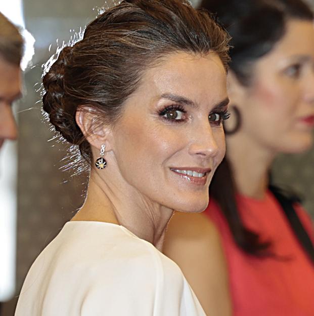 La reina Letizia, espectacular con un look en blanco y negro: así es la falda que estiliza que ha estrenado en Angola