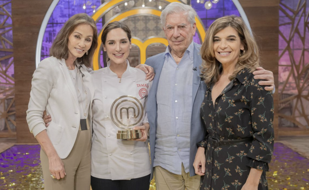 Mario Vargas Llosa acudió a la final del programa de cocina 'Masterchef' que ganó Tamara Falcó, junto a Isabel Preysler y Xandra Falcó. 