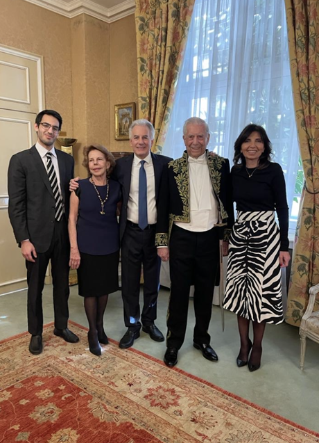 Mario Vargas Llosa, minutos antes de pronuncair se discurso de ingreso en la Academia Francesa, junto a su ex mujer, Patricia Llosa, su hijo mayor, Álvaro, su esposa y el hijo de ambos. (Foto: INSTAGRAM)