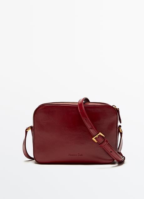 Bolso bandolera en color burdeos de Massimo Dutti (79,95 euros)