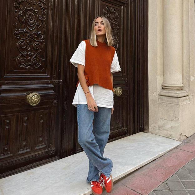 Chalecos de punto: el truco de estilo fácil de las influencers para mejorar camisetas y blusas básicas