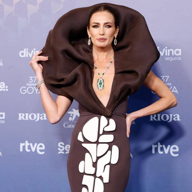 El vestido de Nieves Álvarez con cuello extra grande.