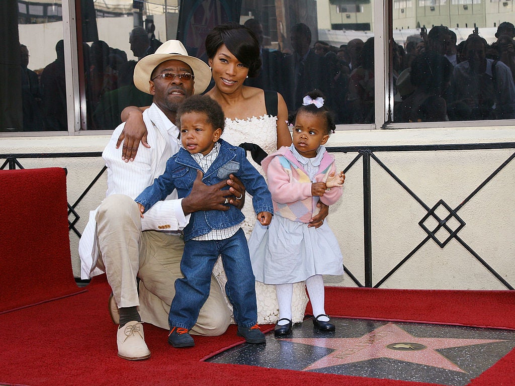 Angela Basset y Courtney B. Vance con sus hijos cuando le concedieron una estrella en el Paseo de la Fama en 2008. 