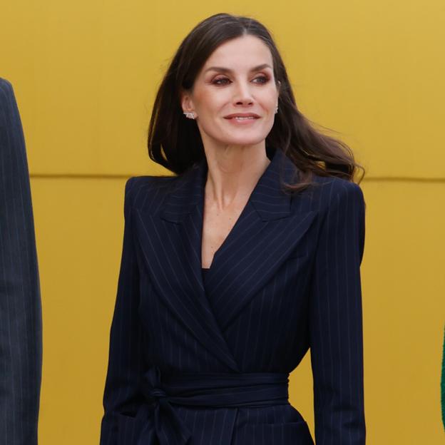 El truco de la reina Letizia en Asturias para estilizar un traje de chaqueta: así es el look que ha llevado a juego con el rey Felipe