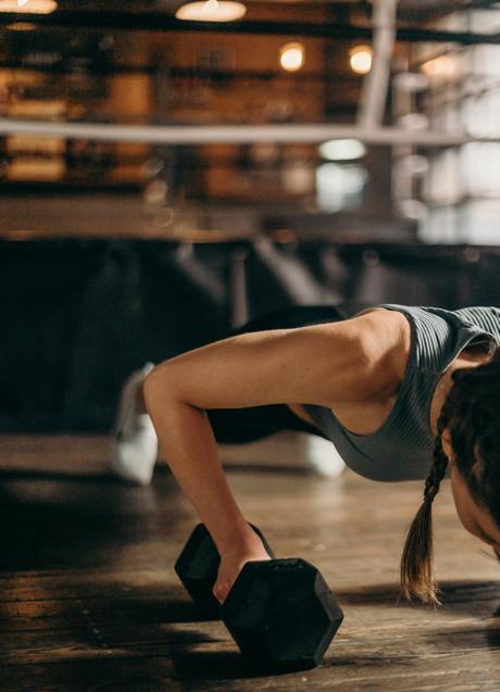 Mujer haciendo ejercicio físico con mancuernas/PEXELS