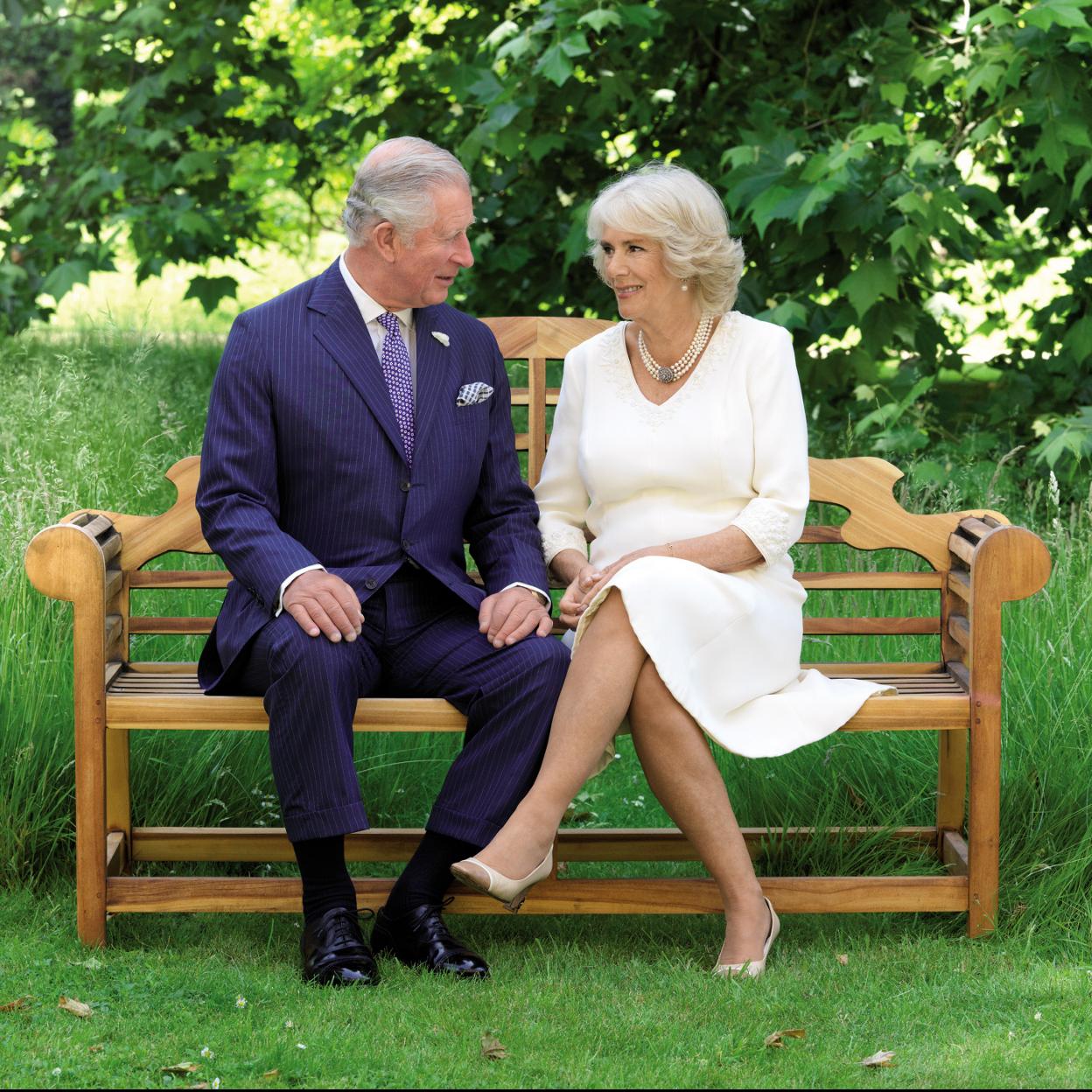 El rey Carlos III y la reina Camilla en los jardines de Clarence House./gtres