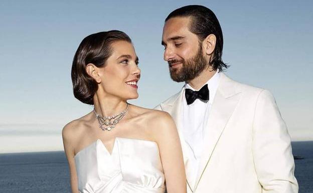 Retrato oficial de Carlota Casiraghi y Dimitri Rassam el día de su boda civil