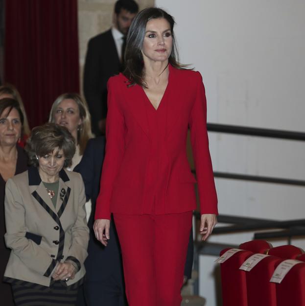 Rojo o coral: así es el traje de Sfera baratísimo y muy ponible que llevaría la reina Letizia