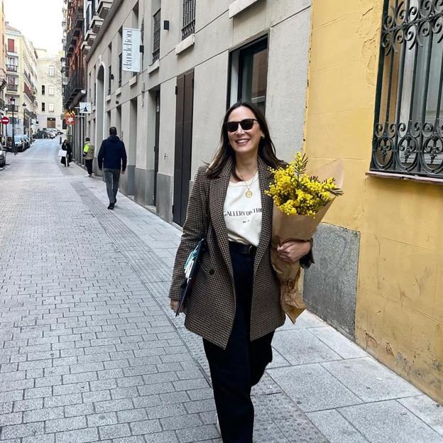 Tamara Falcó celebra San Valentín con conjunto pijamero rojo y el bolso favorito de las celebrities