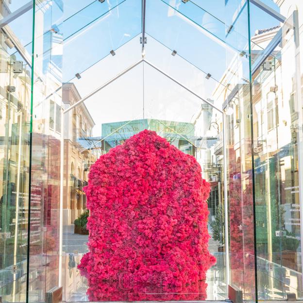 Intervención floral de UVNT X LAS ROZAS VILLAGE.