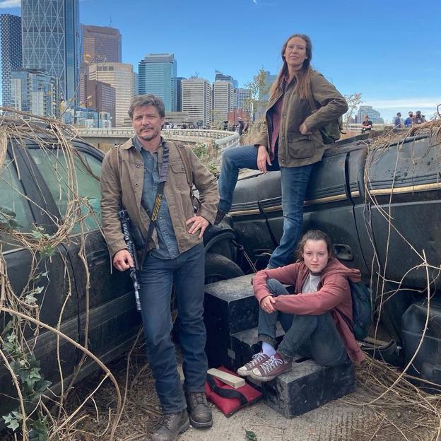 Bella Ramsey, Pedro Pascal y Anna Torv en una magen promocional de la primera temporada de The last of us. 