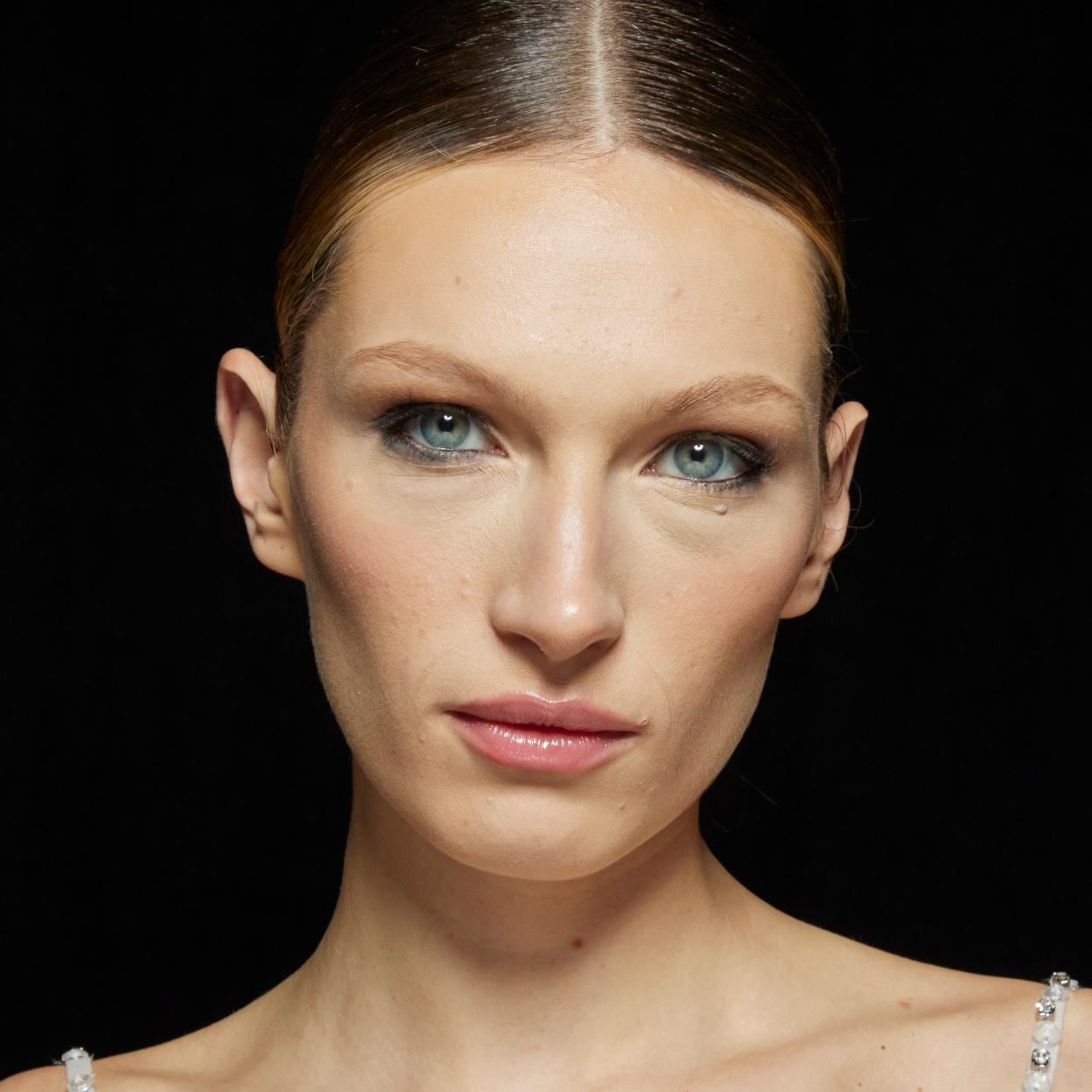 BELLEZA: El nuevo truco de maquillaje que levanta el párpado caído: dos  pasos muy fáciles que rejuvenecen la mirada | Mujer Hoy
