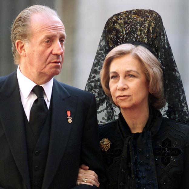 Juan Carlos I y la reina Sofía asisten a un funeral.