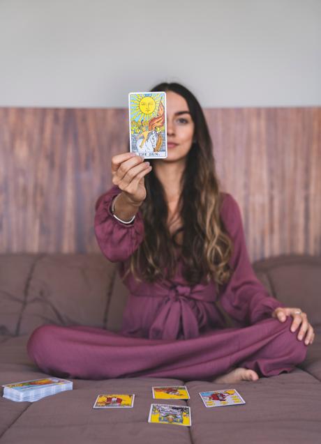 Mujer con cartas del Tarot/PEXELS