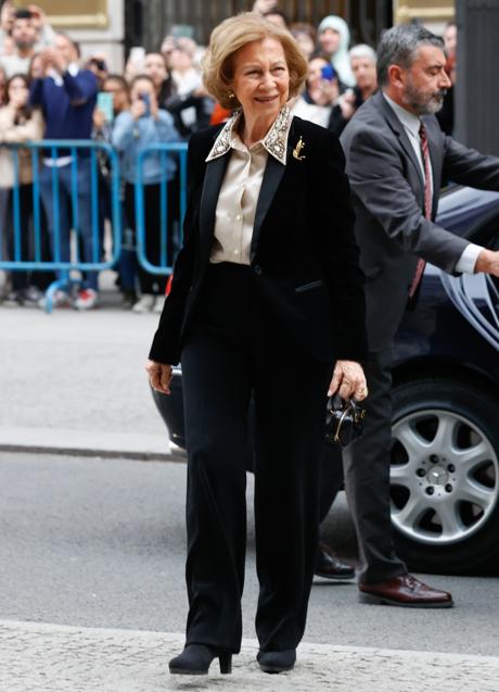 La reina Sofía con un look negro y camisa joya. / GTRES