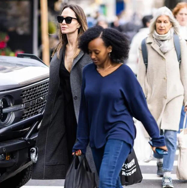 MODA: El look cómodo de Zahara Jolie-Pitt: vaqueros, zapatillas y el bolso  naranja que puedes copiar en el low cost | Mujer Hoy