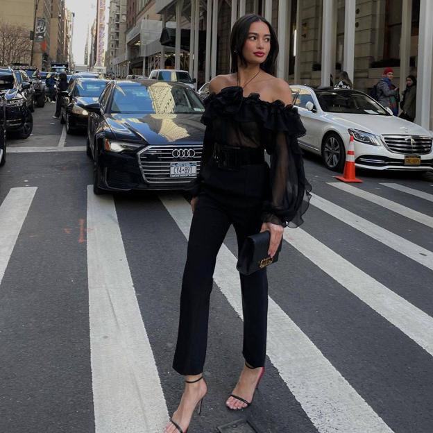 ¡Alerta tendencia! Las blusas semitransparentes románticas triunfan en el street style