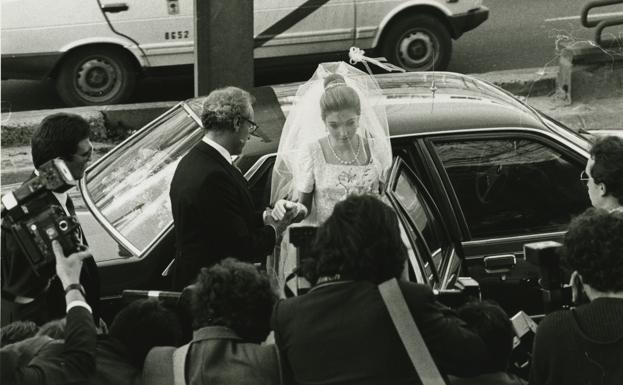 Laura Boyer, junto a su padre, el día de su boda. 