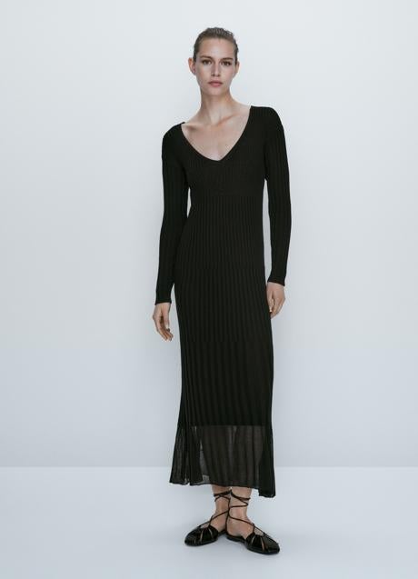 Vestido negro de canalé de Massimo Dutti (69,99 euros)