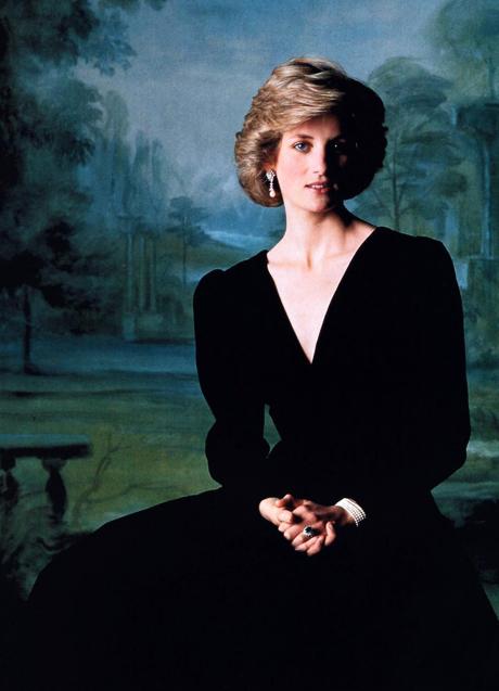 Diana de Gles en 1985 con un vestido largo en color negro de terciopelo. Foto: lady.diana._