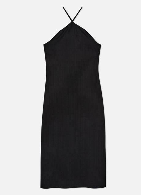 Vestido negro con escote halter de Primark (14 euros)