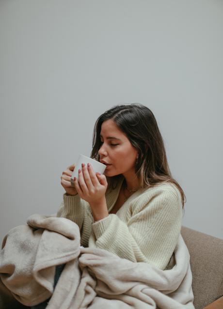 Mujer bebiendo de una taza/ PEXELS