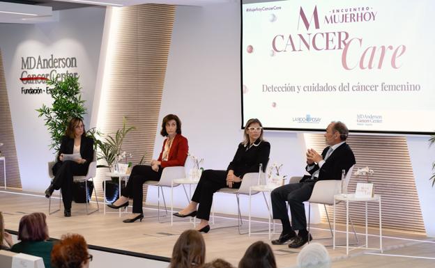 En la primera mesa redonda, 'Innovar para vivir.  Avances en radioterapia, tratamientos y protocolos en cáncer ginecológico y de mama', participaron la dra. Isabel Calvo, oncóloga médica de la Unidad de Mama de MD anderson Cancer Center Madrid; la dra. Natalia Carballo, fefa del servicio de radioterapia de MD Anderson Cancer Center Madrid y el dr. Javier de Santiago, jefe del servicio de ginecología oncológica de MD Anderson, El coloquio estuvo moderado por la periodista Virginia Lombraña.