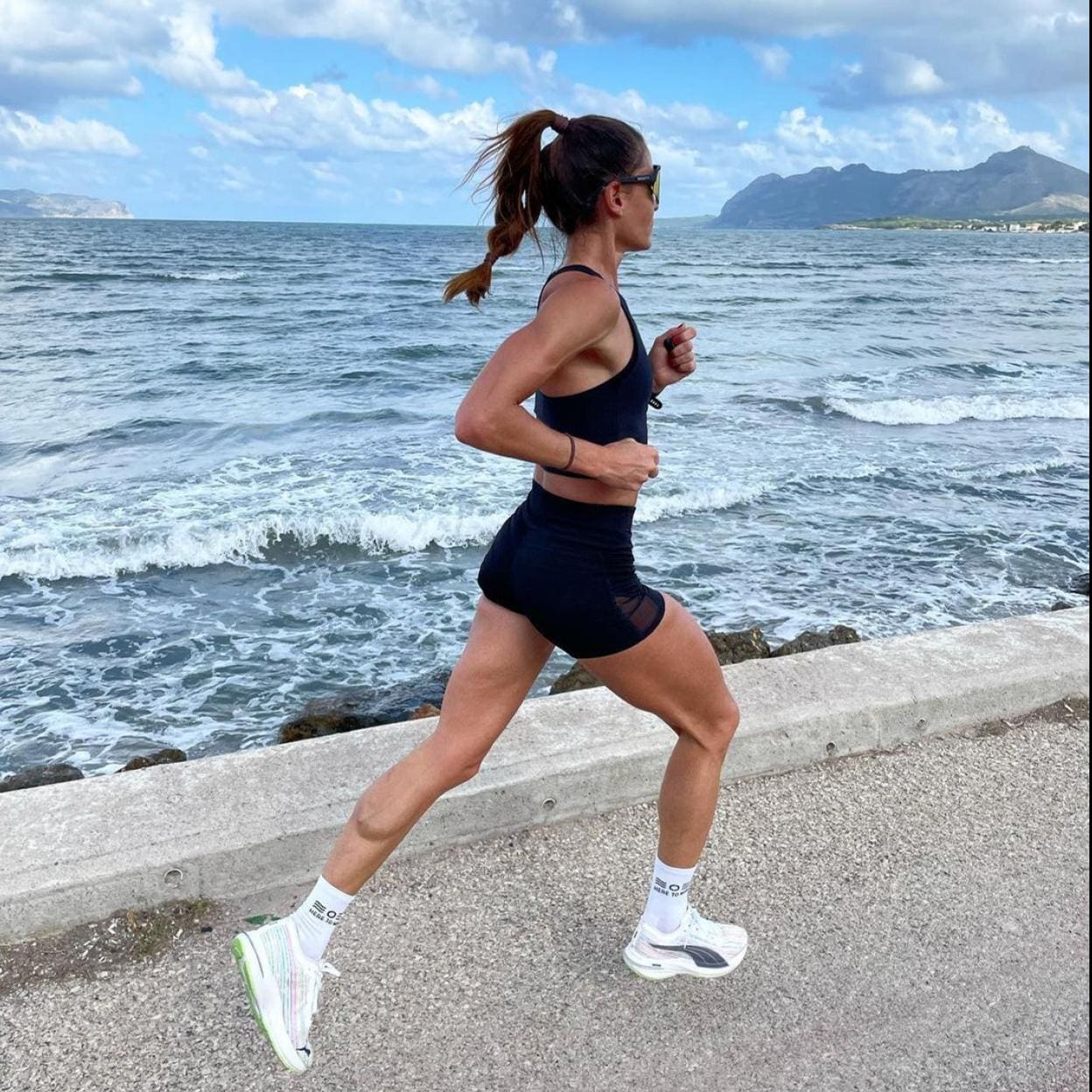 Mujer deporte corriendo en una carretera. mujer fitness