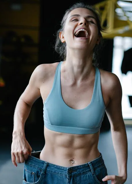 Woman with defined abs / PEXELS