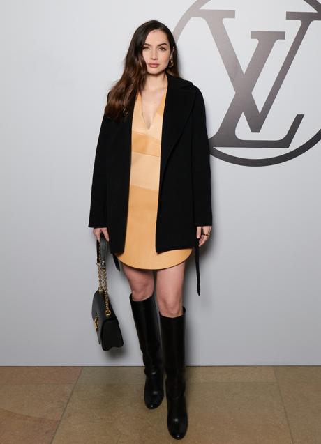 Ana de Armas en el desfile de Louis Vuitton con total look de la firma.