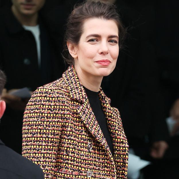 El sorprendente look de Carlota Casiraghi en París: plataformas XL en color rojo y el abrigo más elegante y original