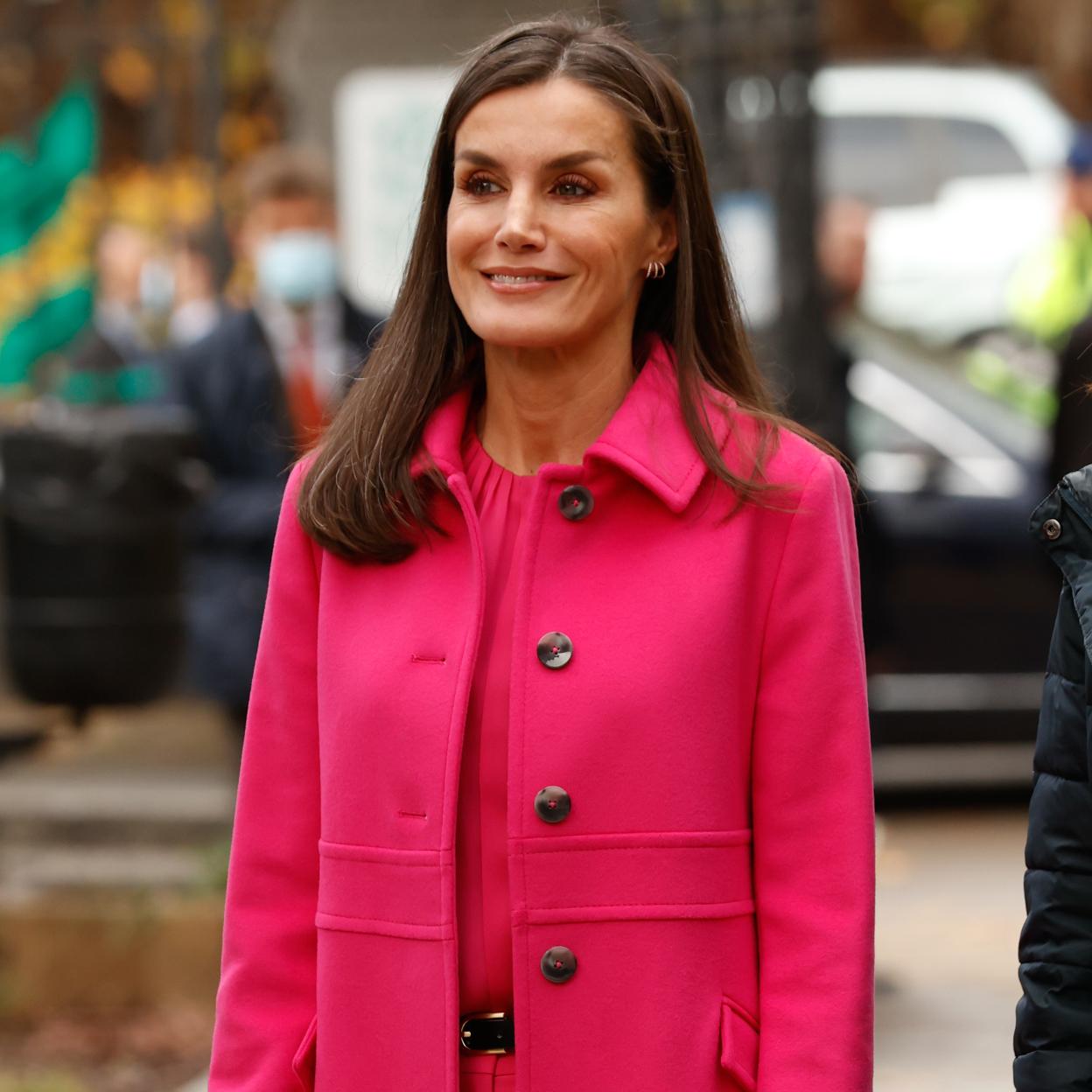 La reina Letizia con un look rosa./GTRES