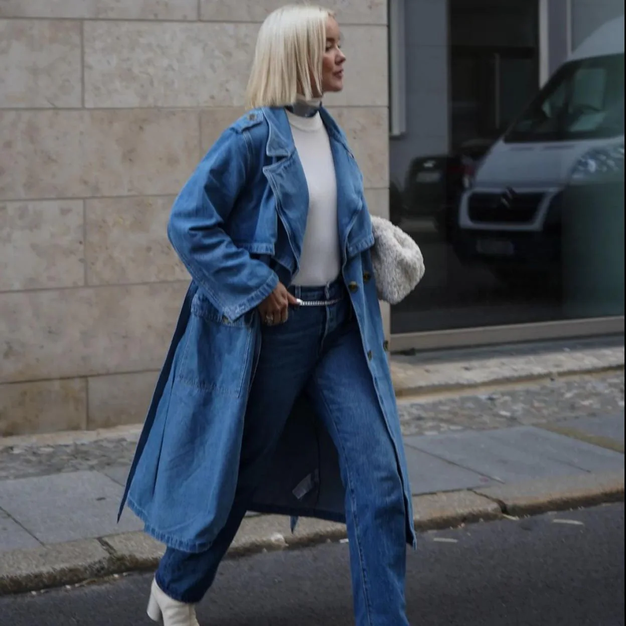 busques más, la chaqueta más triunfadora de temporada es esta gabardina denim de Zara | Mujer Hoy