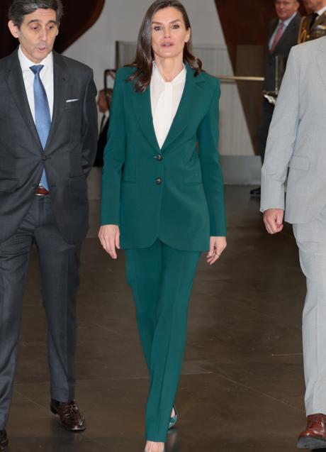 La reina Letizia con un traje de Carolina Herrera. / GTRES